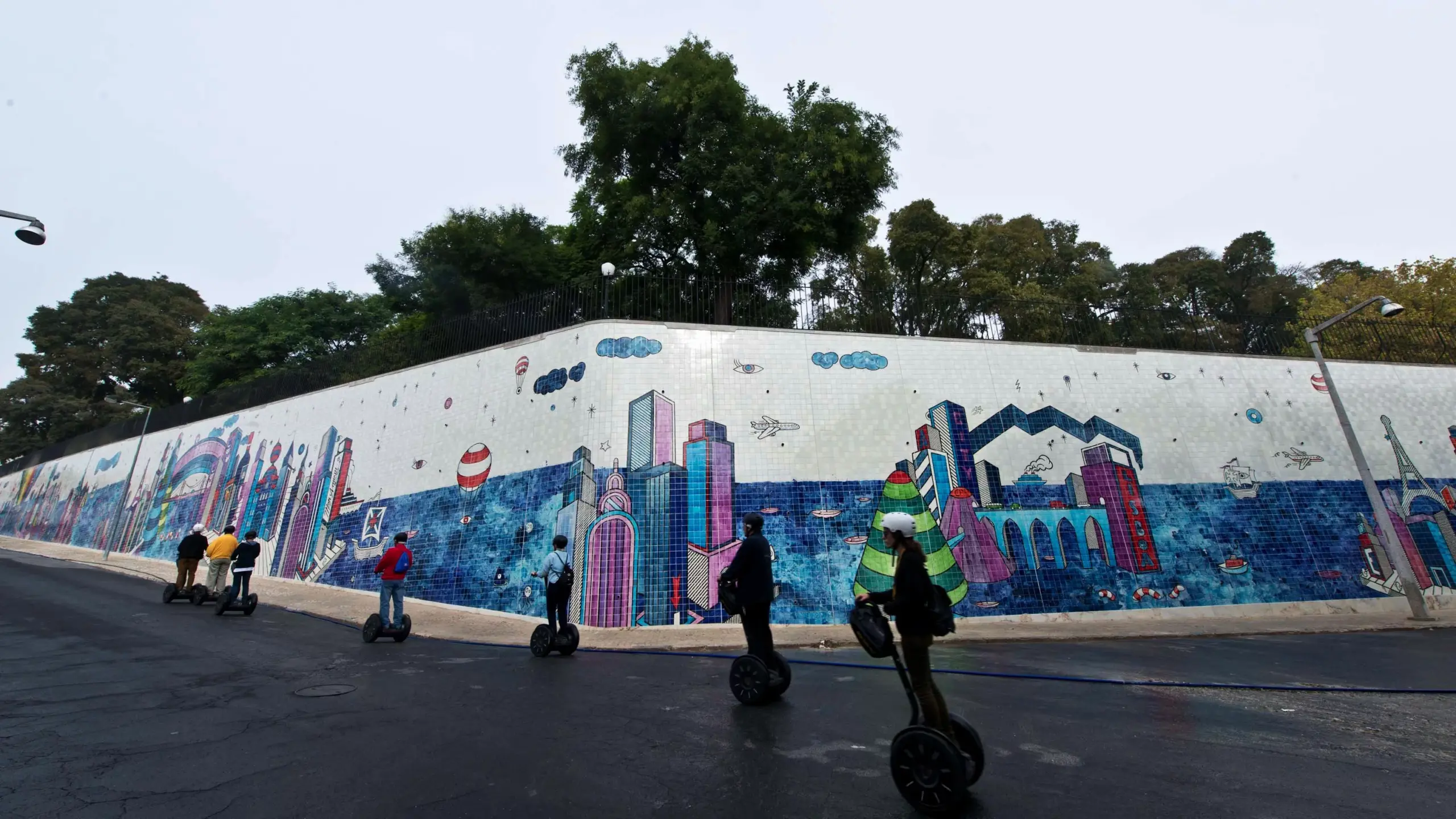 Mural de azulejos de André Saraiva junto ao jardim Botto Machado